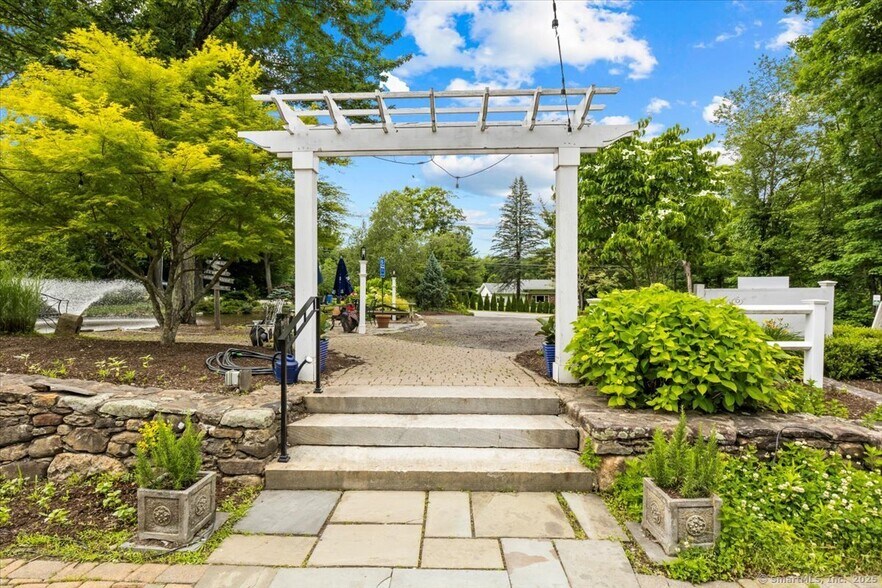 More Photos Of 511 Spielman Hwy, Burlington Flex For Sale