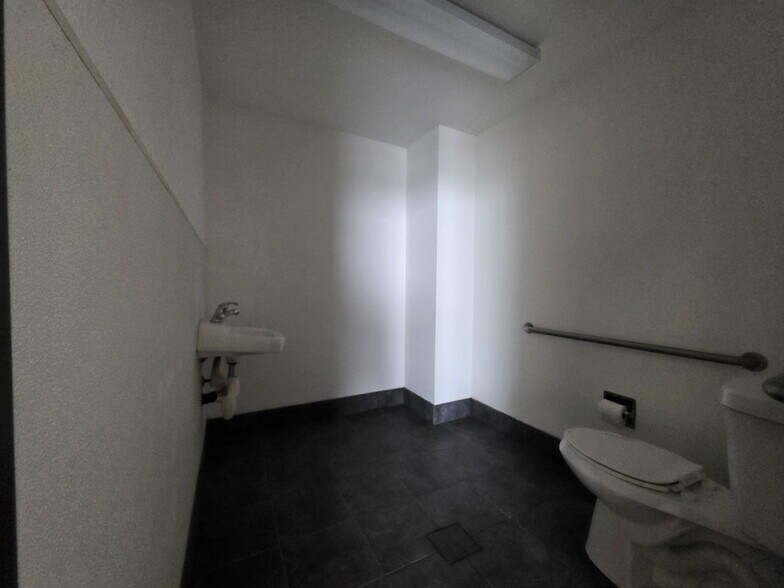 More Photos Of 1021 Partee Ln, Ceres Warehouse For Lease
