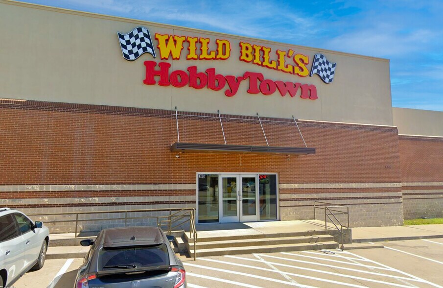 More Photos Of 1100-1118 W Arbrook Blvd, Arlington Unknown For Lease
