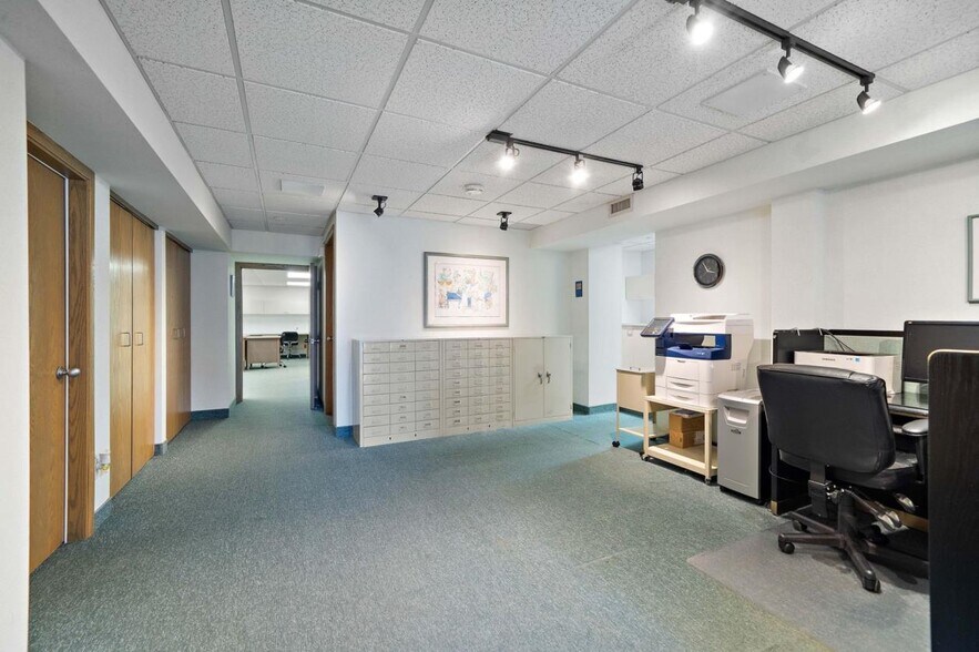 More Photos Of 600Z-600AZ St Franchère, Laval Freestanding For Sale