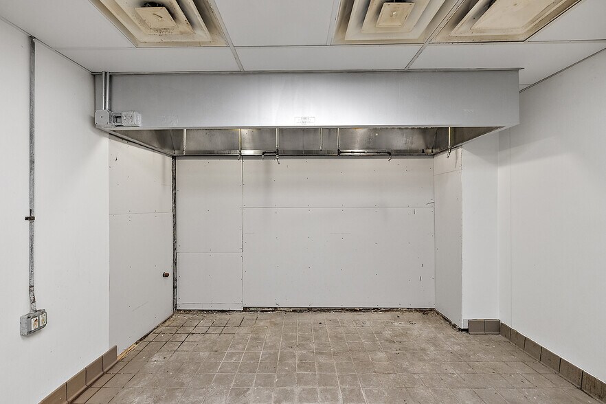 More Photos Of 23700 Harper Ave, Saint Clair Shores Restaurant For Lease