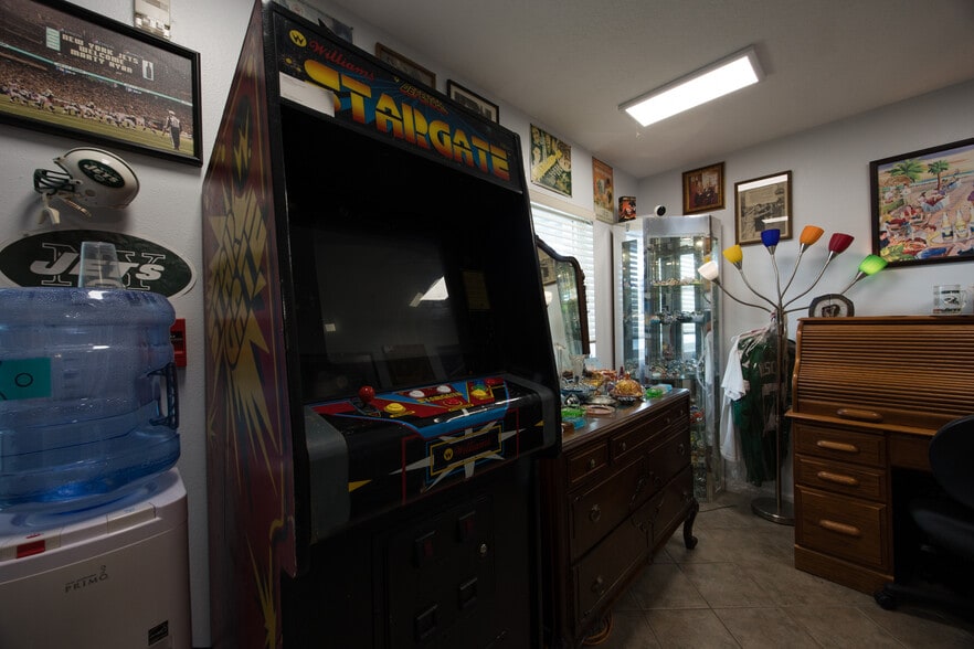 More Photos Of 1090 Knight's Trail Rd, North Venice Light Distribution For Sale