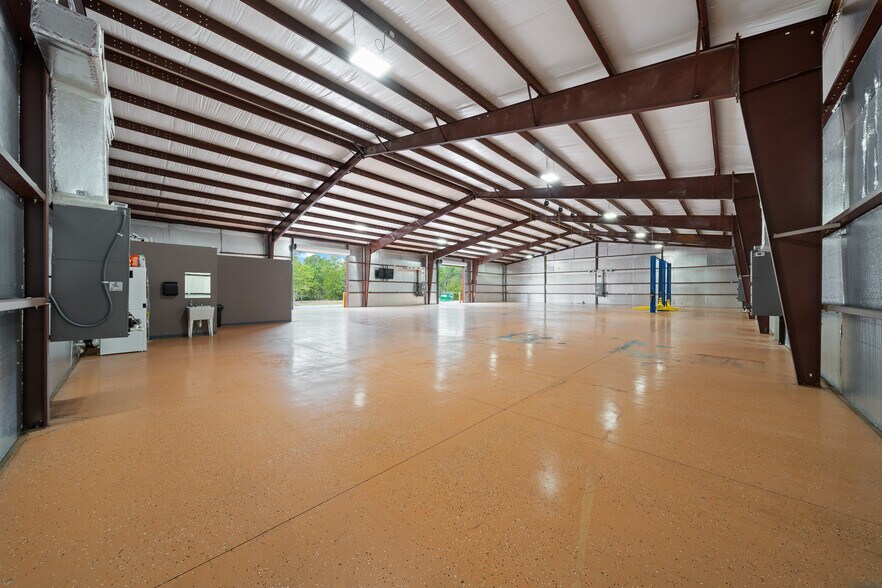 More Photos Of 3073 NE 37th Pl, Wildwood Warehouse For Lease