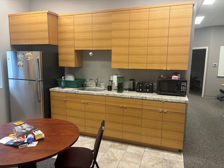 More Photos Of 400 SW 4th St, Corvallis Freestanding For Lease