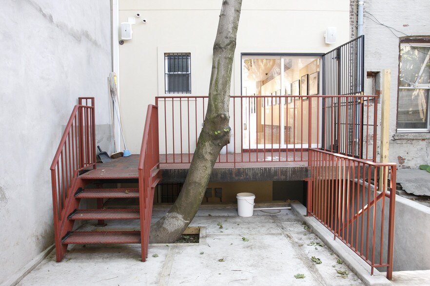 More Photos Of 297 Bond St, Brooklyn Storefront Retail Residential For Lease