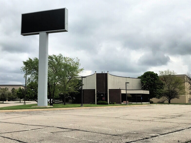 More Photos Of 2532 Crossroads Blvd, Waterloo General Retail For Sale