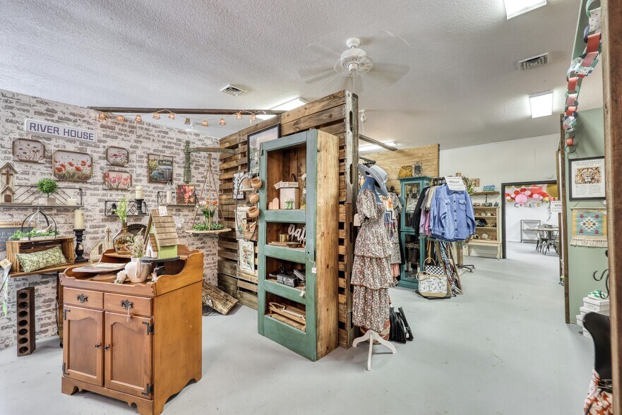 More Photos Of 8637 Oxbow Ln, Neosho Storefront Retail Residential For Sale