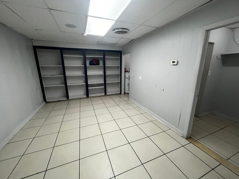 More Photos Of 8610 N Suwanee Ave, Tampa General Retail For Sale