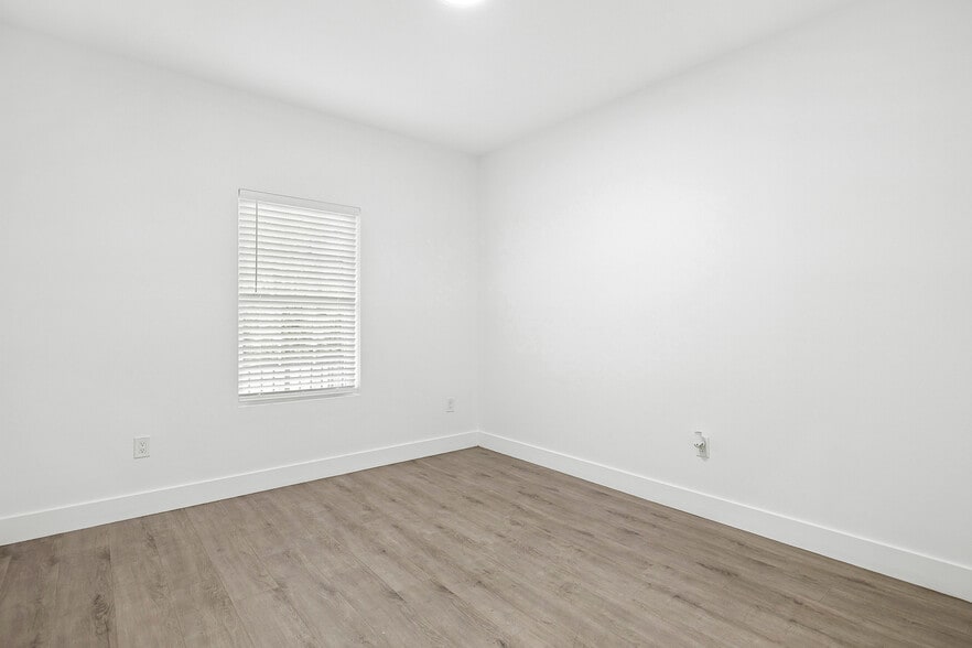 More Photos Of 533 Greenwich St, Hempstead Apartments For Sale