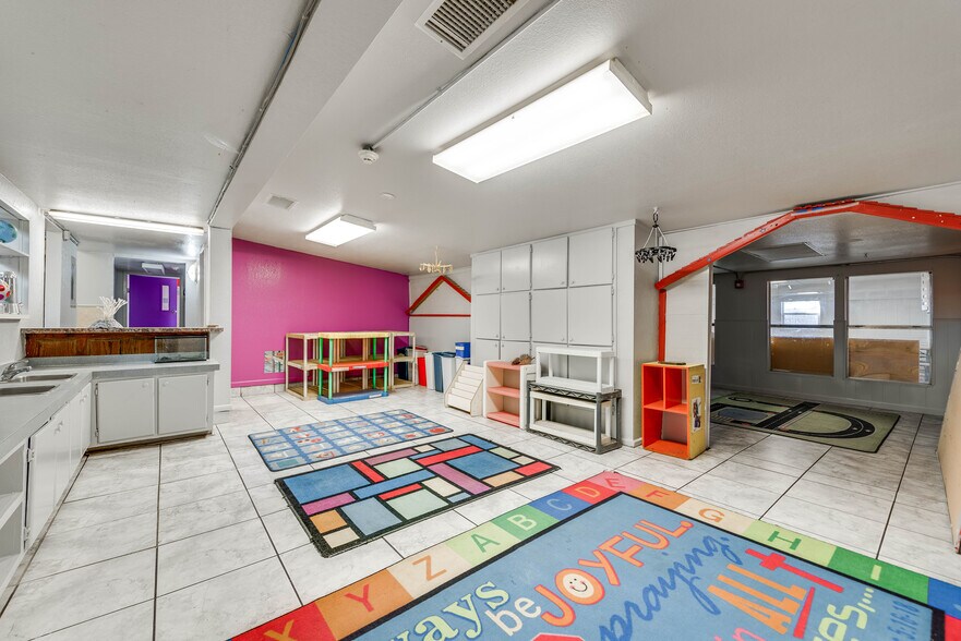 More Photos Of 1005 Austin St, Midland Storefront For Sale