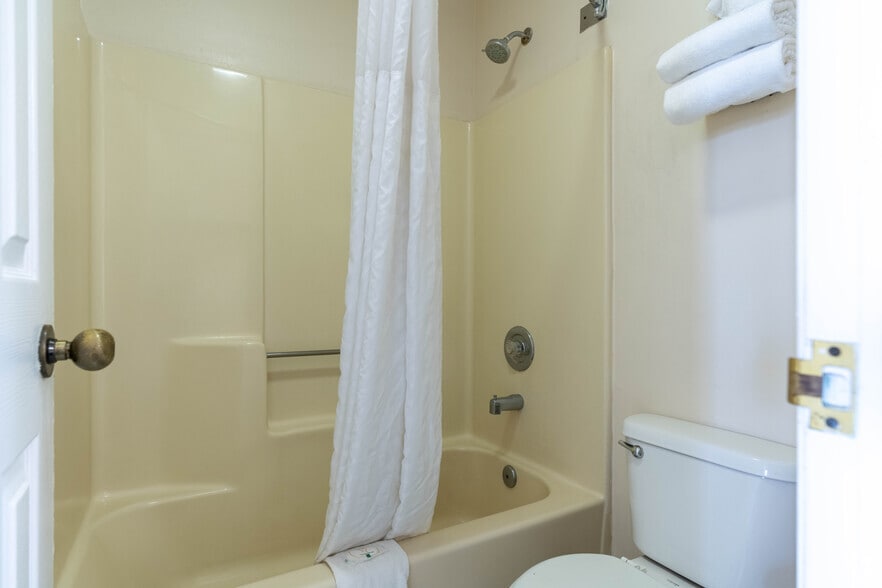 More Photos Of 205 N Highway 301, Jesup Hotel For Sale