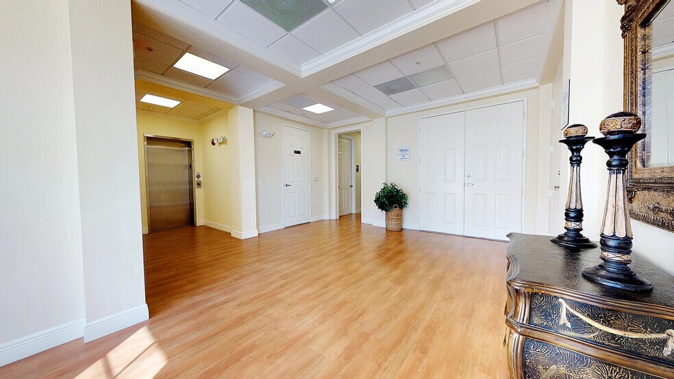 More Photos Of 4375 Radio Rd, Naples Office For Lease