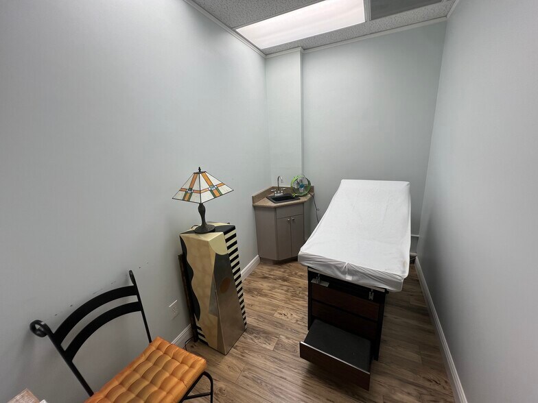 More Photos Of 3226-3230 W Kennedy Blvd, Tampa Storefront Retail Office For Sale