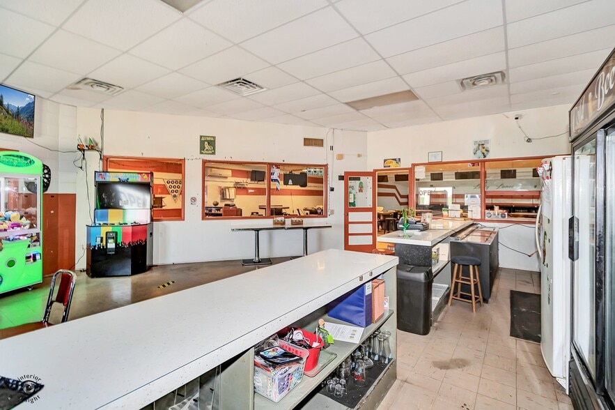 More Photos Of 405 NW Greely Ave, Iroquois Sports And Entertainment For Sale