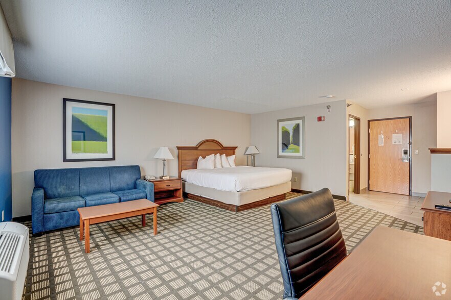 More Photos Of 2285 Washington St, Galesburg Hotel For Sale