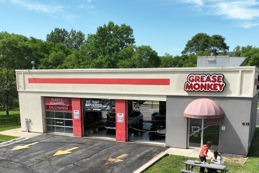 More Photos Of 835 E Geneva Rd, Carol Stream Freestanding For Sale