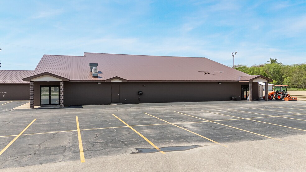 More Photos Of 689 Broadway, Berlin Restaurant For Sale