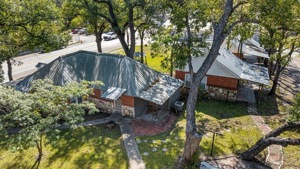 More Photos Of 301 NE Barnard St, Glen Rose Office For Sale