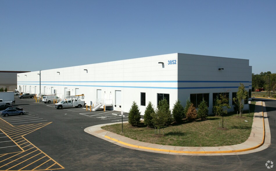 More Photos Of 3852 Dulles South Ct, Chantilly Warehouse For Lease