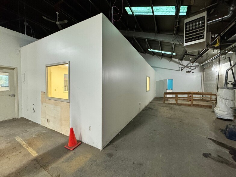 More Photos Of 304 W Second St, East Syracuse Warehouse For Lease