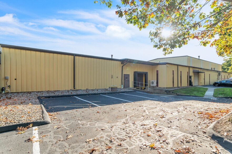 More Photos Of 250 Old Lyman Rd, South Hadley Light Manufacturing For Lease