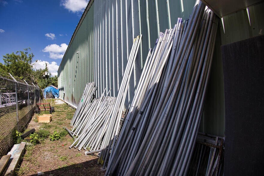 More Photos Of 13050 NW 43rd Ave, Opa Locka Warehouse For Lease