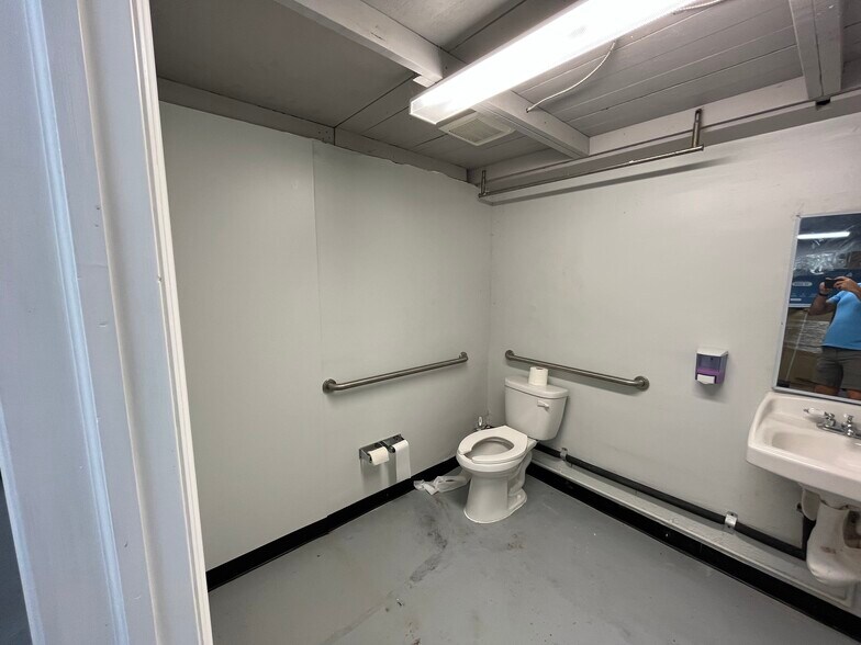 More Photos Of 1917 N Dixie Hwy, West Palm Beach General Retail For Sale