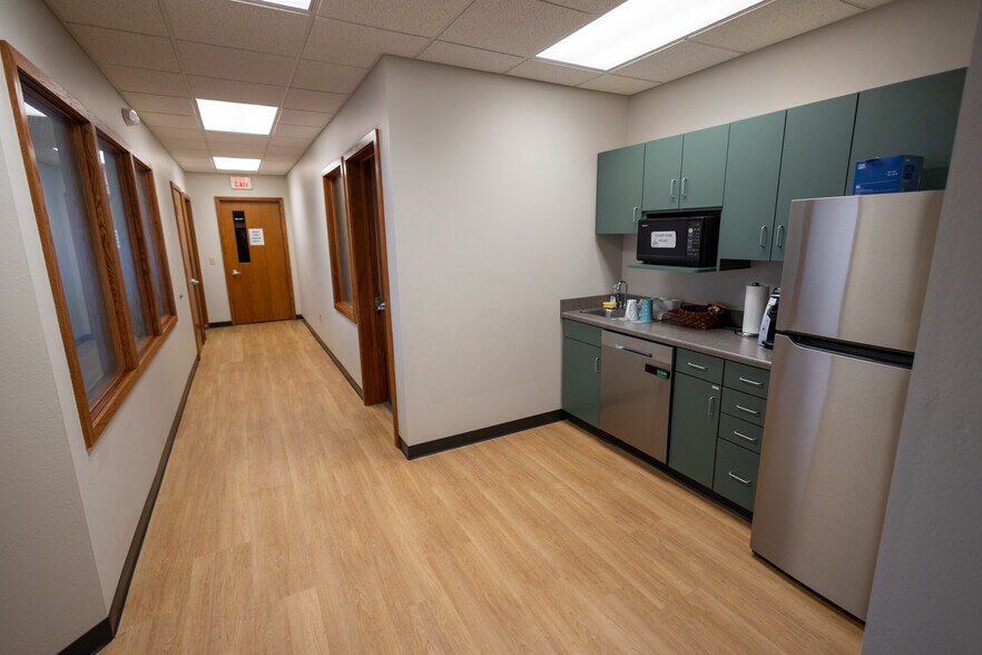 More Photos Of 1110 Oak Ridge Dr, Eau Claire Medical For Lease