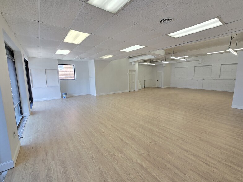 More Photos Of 54 Lawrence St, Hartford Freestanding For Sale
