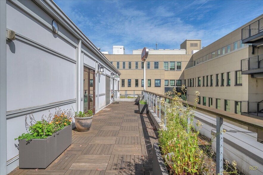 More Photos Of 75 NW Couch St, Portland Medical For Lease