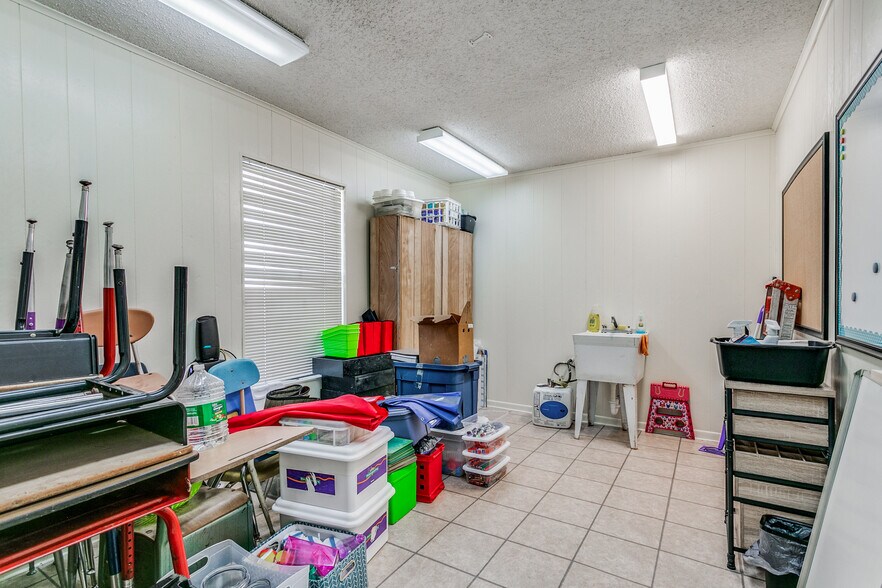 More Photos Of 901 Oak St, Jourdanton Freestanding For Sale