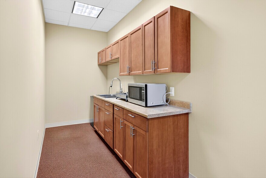 More Photos Of 46165 Westlake Dr, Sterling Medical For Sale