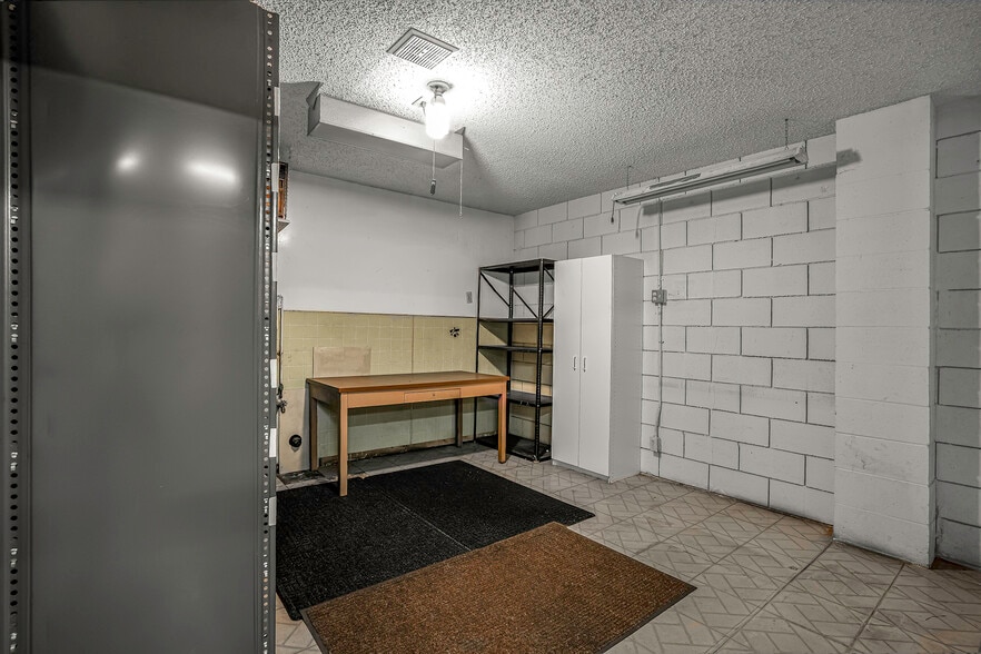 More Photos Of 921 Coolidge Ave, National City Light Manufacturing For Sale