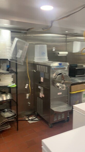 Primary Photo Of 653 Sterling Pl, Brooklyn Restaurant For Lease
