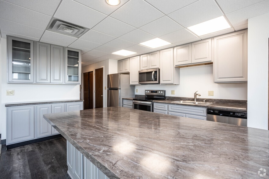 More Photos Of 2100 E High St, Springfield Apartments For Lease