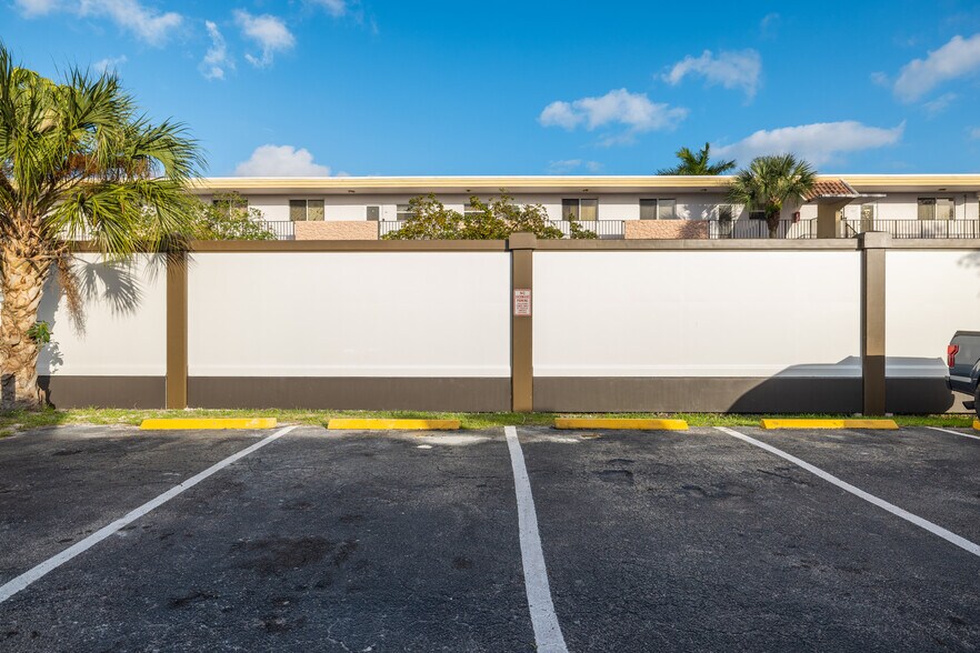 More Photos Of 1120 Sunset Strip, Sunrise Freestanding For Lease