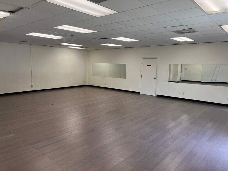 More Photos Of 2906-2924 Baltic Ave, Greensboro Industrial For Lease