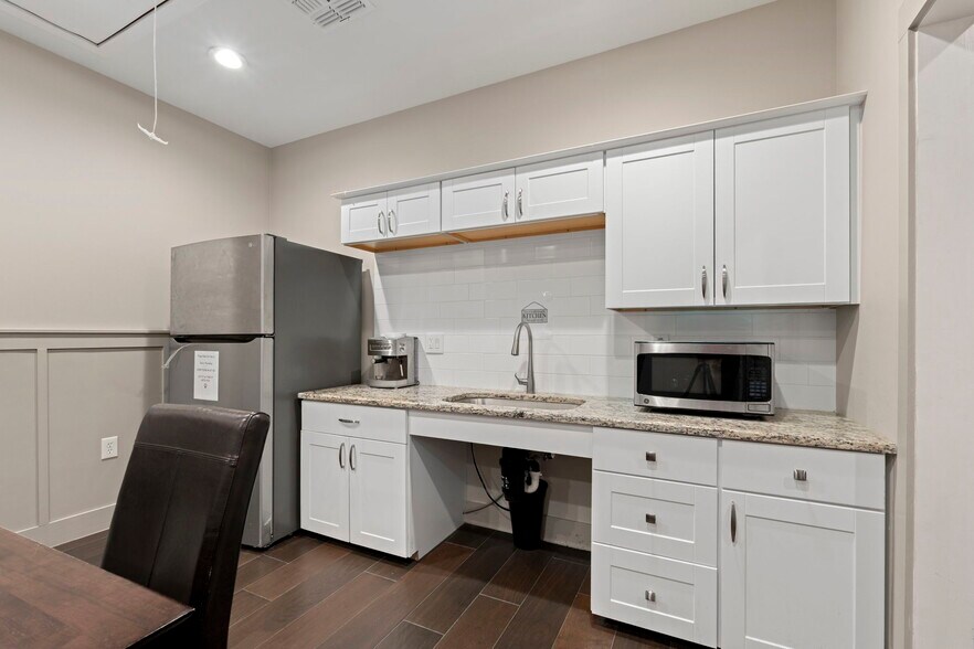 More Photos Of 9518 Tioga Dr, San Antonio Office For Sale