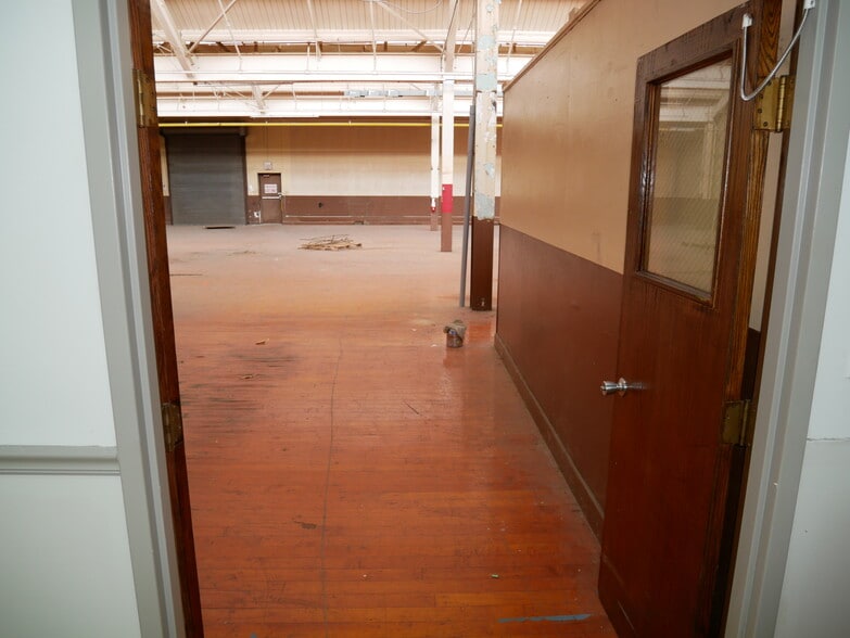 More Photos Of 105 Maple St, Rossville Light Distribution For Sale