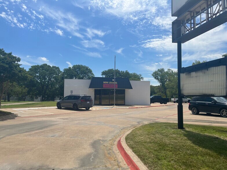 More Photos Of 300 N Broadway St, Joshua Storefront Retail Office For Lease