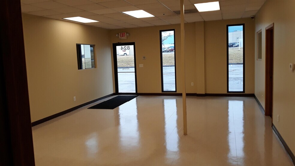 More Photos Of 824 Lone Star Dr, O'Fallon Warehouse For Lease