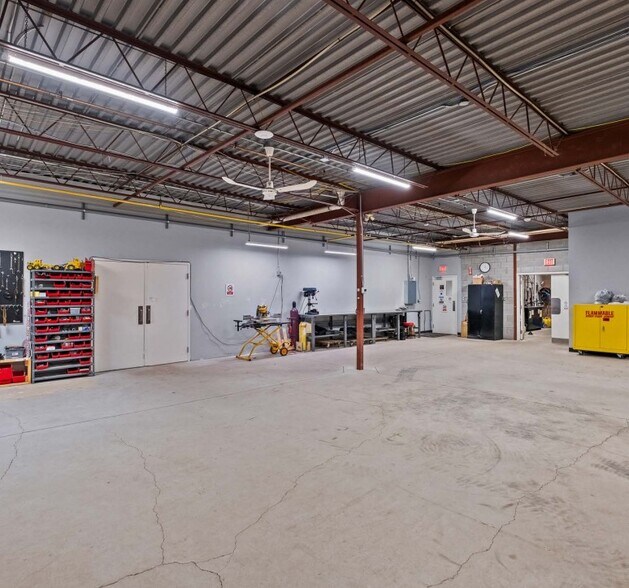 More Photos Of 1099 Guelph St, Kitchener Warehouse For Lease