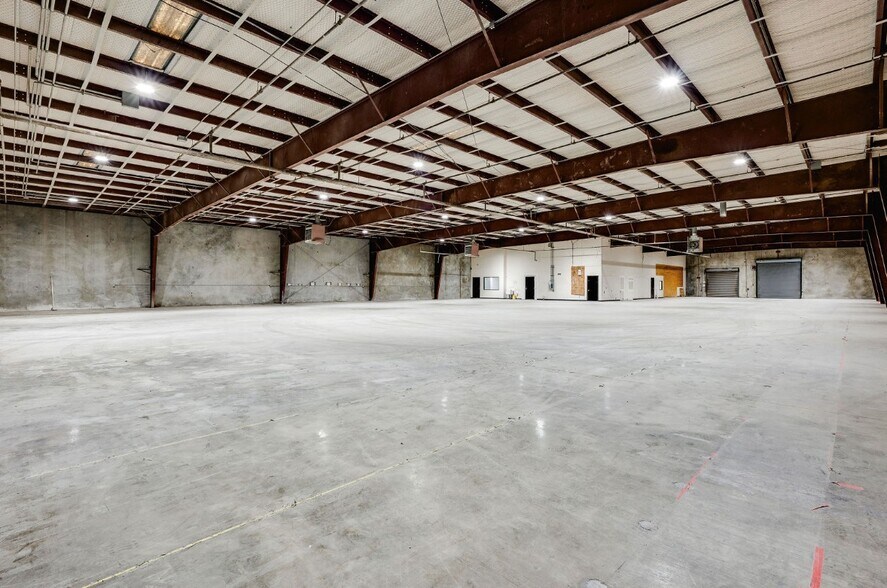 More Photos Of 740 Regal Row, Dallas Warehouse For Lease