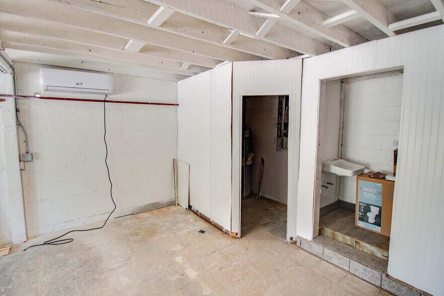 More Photos Of 406 W Carpenter St, Jerseyville Flex For Sale