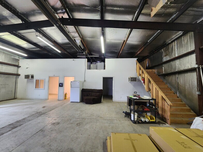 More Photos Of 111 E Maple St, Lamar Flex For Sale