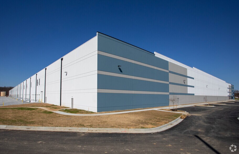 More Photos Of 1000 Commerce Center Dr, Elkton Distribution For Lease