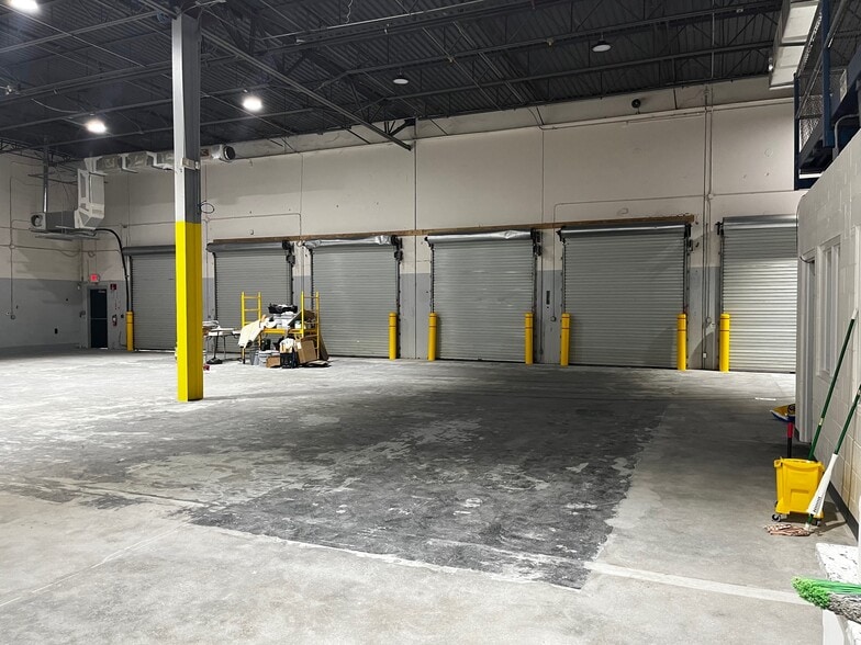 More Photos Of 8440 Tradeport Dr, Orlando Light Distribution For Lease