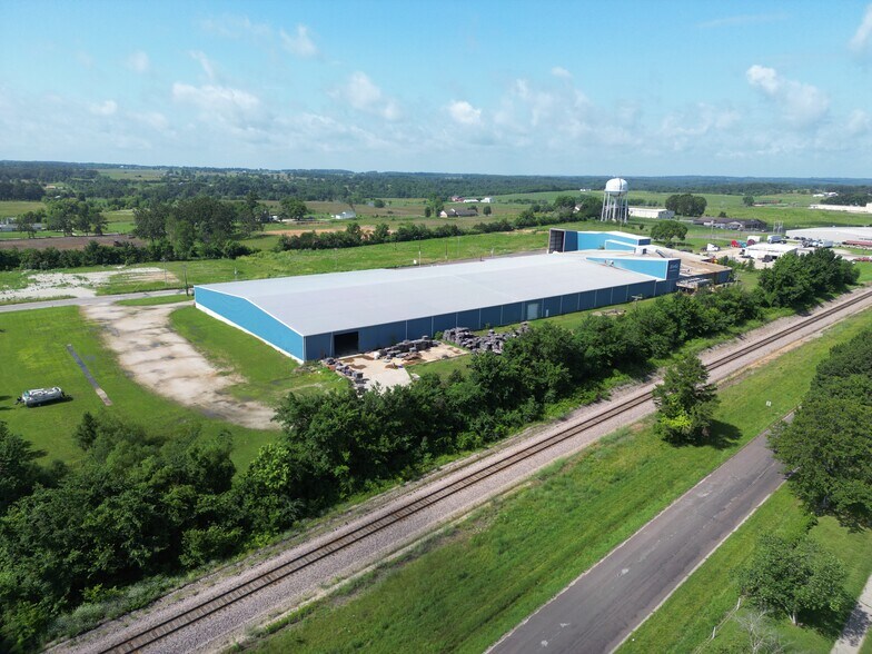 More Photos Of 1301 Industrial Park Rd, Mountain Grove Warehouse For Lease