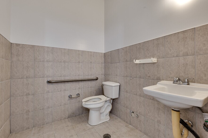 More Photos Of 2698 N University Dr, Fort Lauderdale Freestanding For Lease