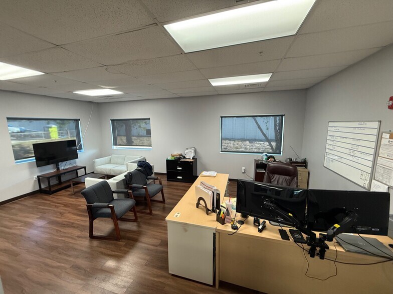 More Photos Of 403 Hillbrath Dr, Lantana Warehouse For Lease